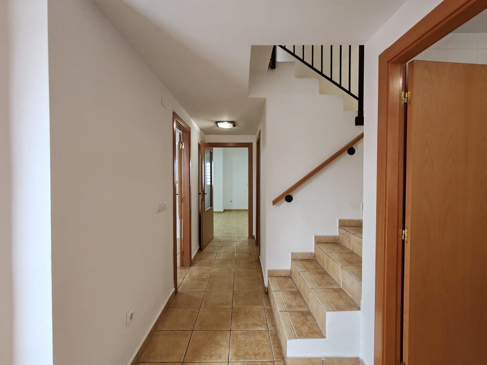 3 soveværelse Rækkehus til salg i La Pobla de Vallbona med swimmingpool garage - € 320.000 (Ref: 9126980)