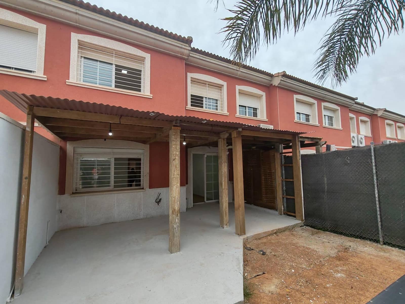 3 soveværelse Rækkehus til salg i La Pobla de Vallbona med swimmingpool garage - € 320.000 (Ref: 9126980)