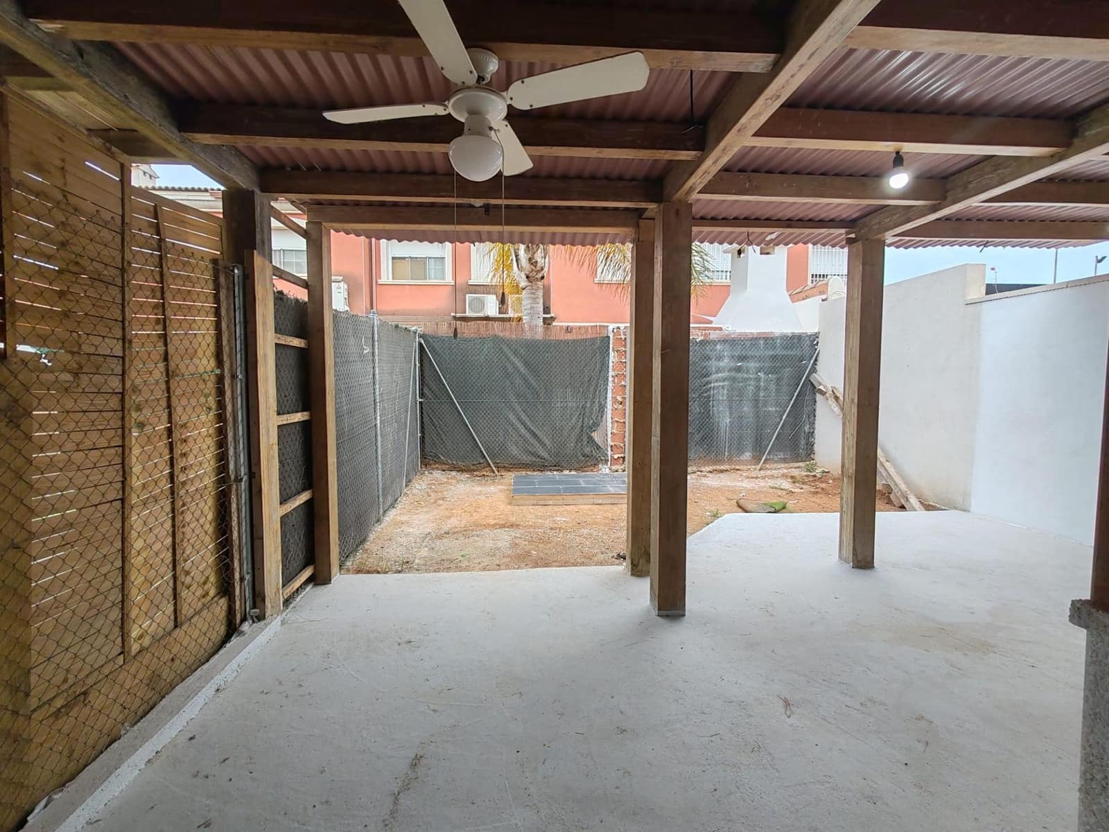 3 soveværelse Rækkehus til salg i La Pobla de Vallbona med swimmingpool garage - € 320.000 (Ref: 9126980)