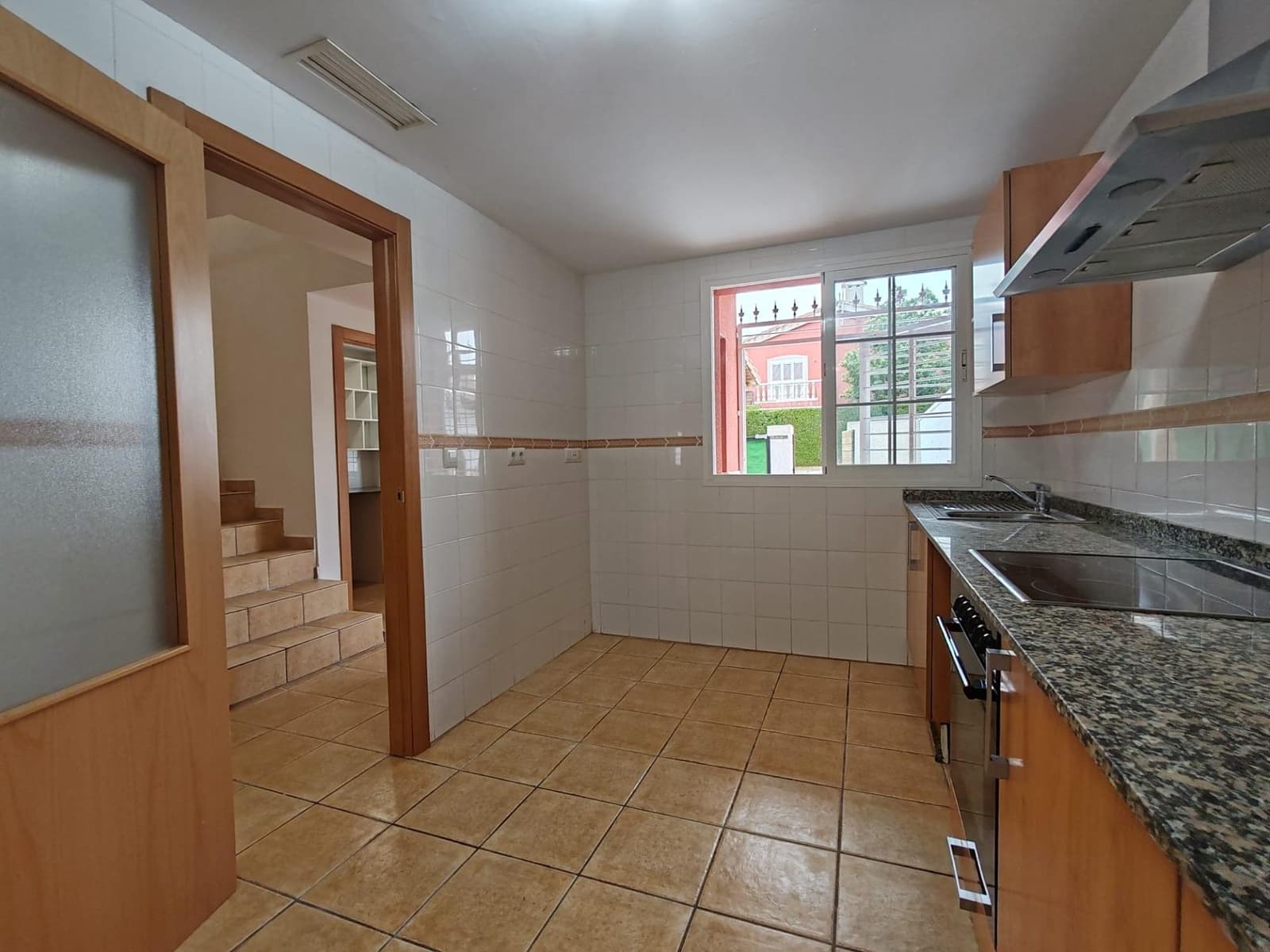 3 soveværelse Rækkehus til salg i La Pobla de Vallbona med swimmingpool garage - € 320.000 (Ref: 9126980)