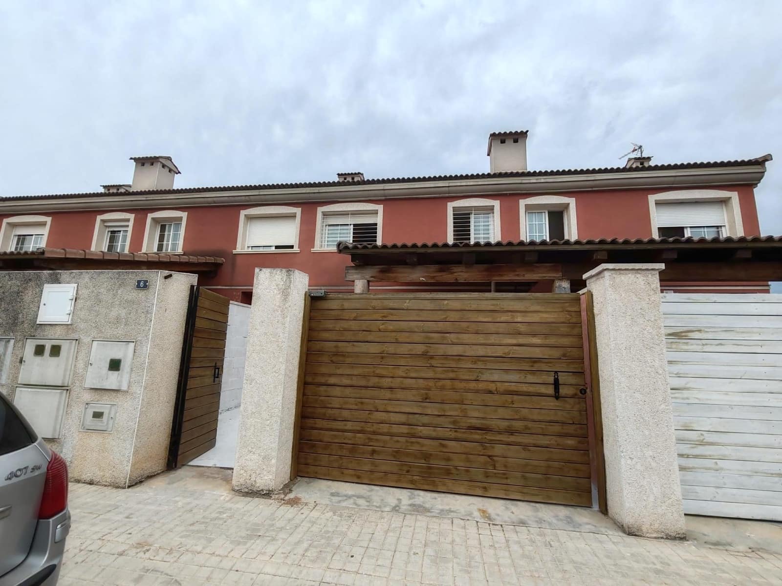 3 soveværelse Rækkehus til salg i La Pobla de Vallbona med swimmingpool garage - € 320.000 (Ref: 9126980)