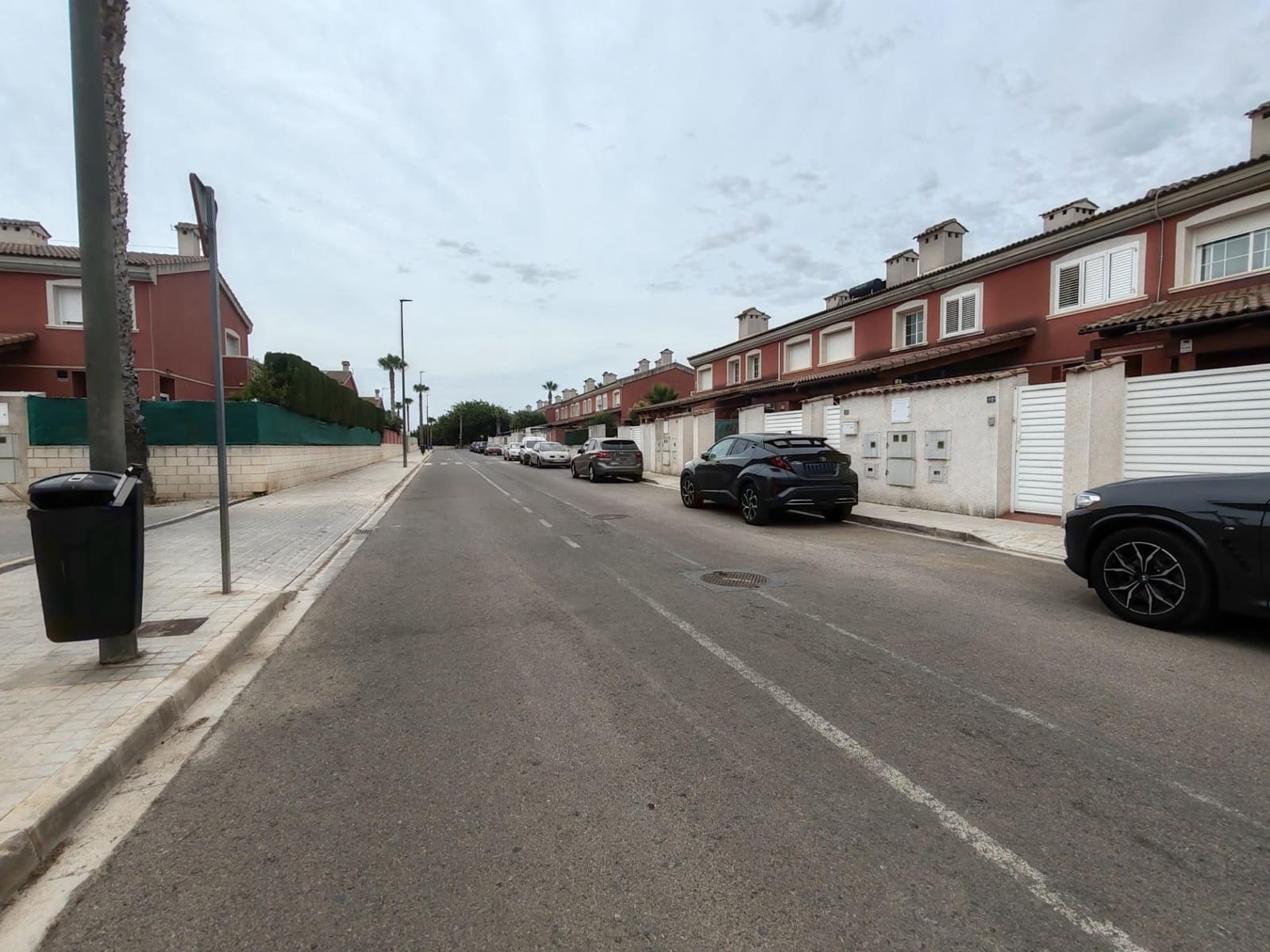 3 soveværelse Rækkehus til salg i La Pobla de Vallbona med swimmingpool garage - € 320.000 (Ref: 9126980)