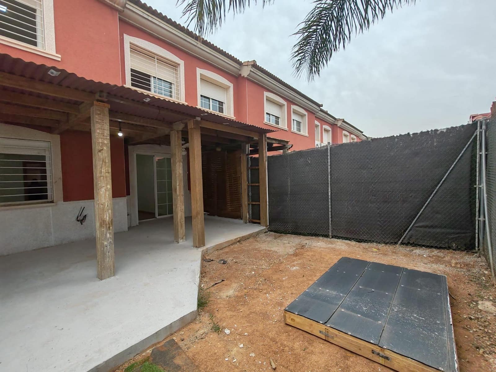 3 soveværelse Rækkehus til salg i La Pobla de Vallbona med swimmingpool garage - € 320.000 (Ref: 9126980)