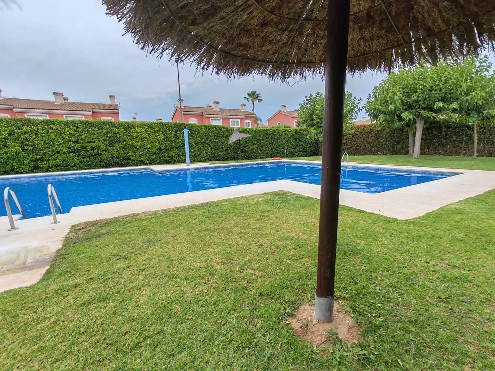 3 soveværelse Rækkehus til salg i La Pobla de Vallbona med swimmingpool garage - € 320.000 (Ref: 9126980)