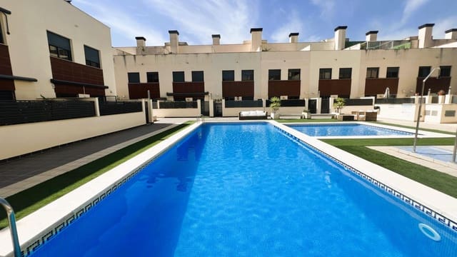 4 soveværelse Rækkehus til salg i Castelló de la Plana med swimmingpool - € 469.000 (Ref: 9129848)