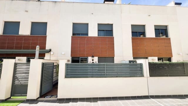 4 soveværelse Rækkehus til salg i Castelló de la Plana med swimmingpool - € 450.000 (Ref: 9129848)