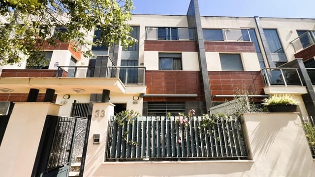 4 soveværelse Rækkehus til salg i Castelló de la Plana med swimmingpool - € 450.000 (Ref: 9129848)