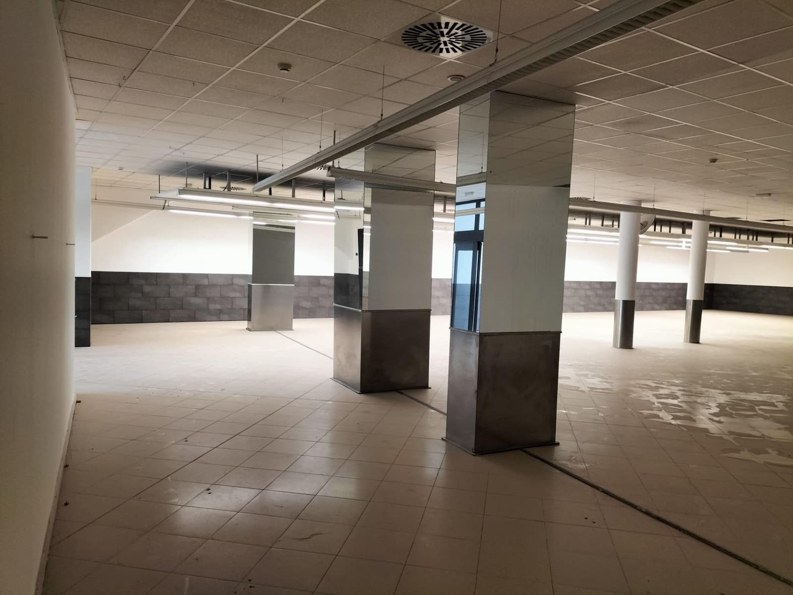 Erhverv til salg i Castello de la Plana - € 270.000 (Ref: 9132523)