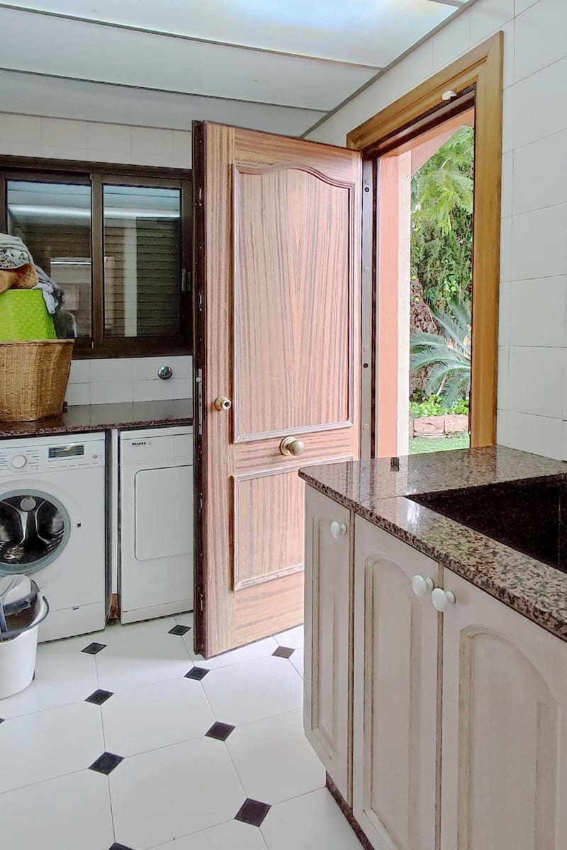 Chalet de 7 habitaciones en L'Eliana en venta con piscina garaje - 1.295.000 € (Ref: 9197840)