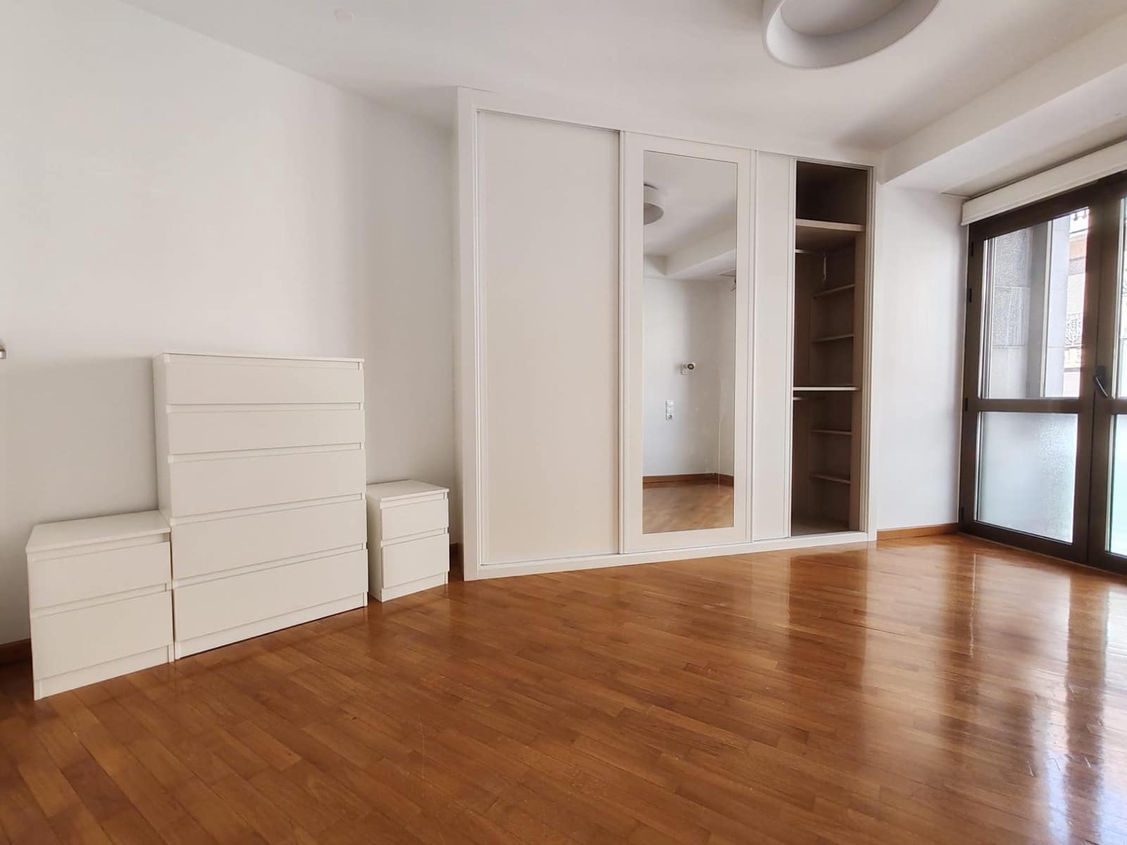 4 slaapkamer Flat te huur in Valencia stad - € 1.750 (Ref: 9257392)