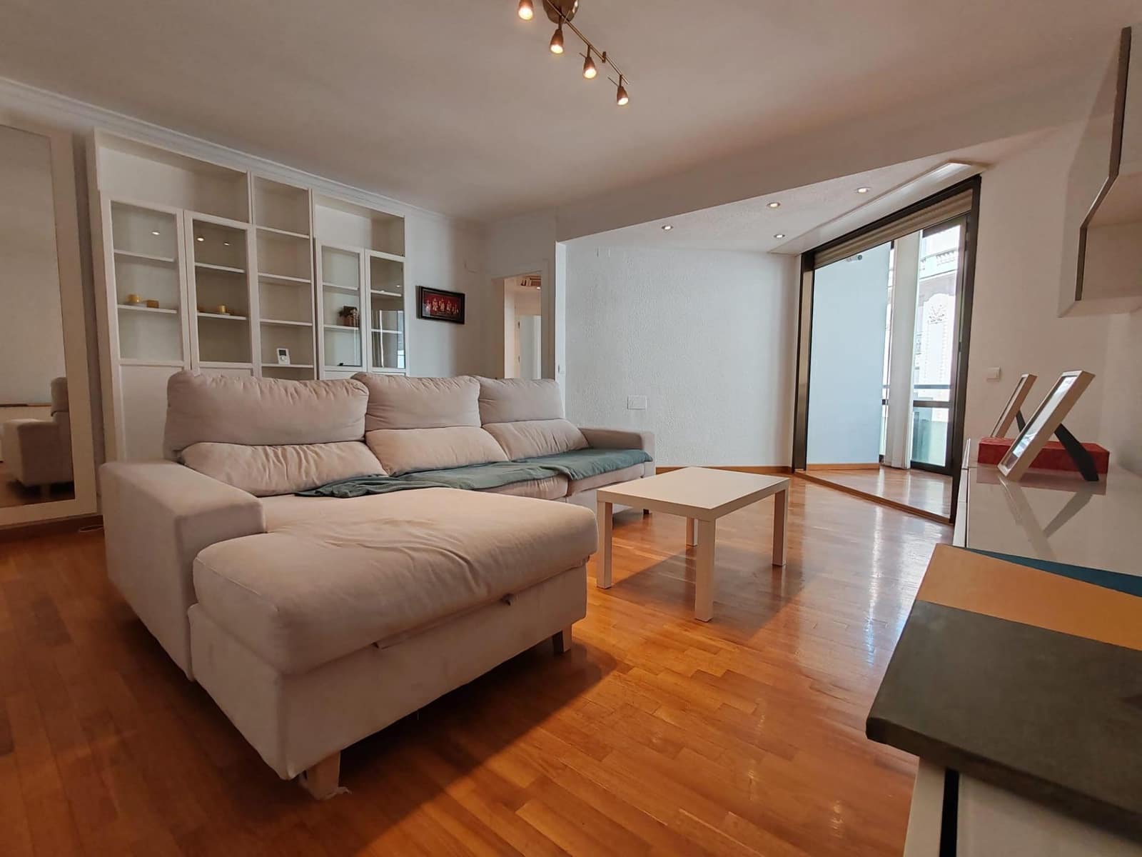 4 slaapkamer Flat te huur in Valencia stad - € 1.750 (Ref: 9257392)