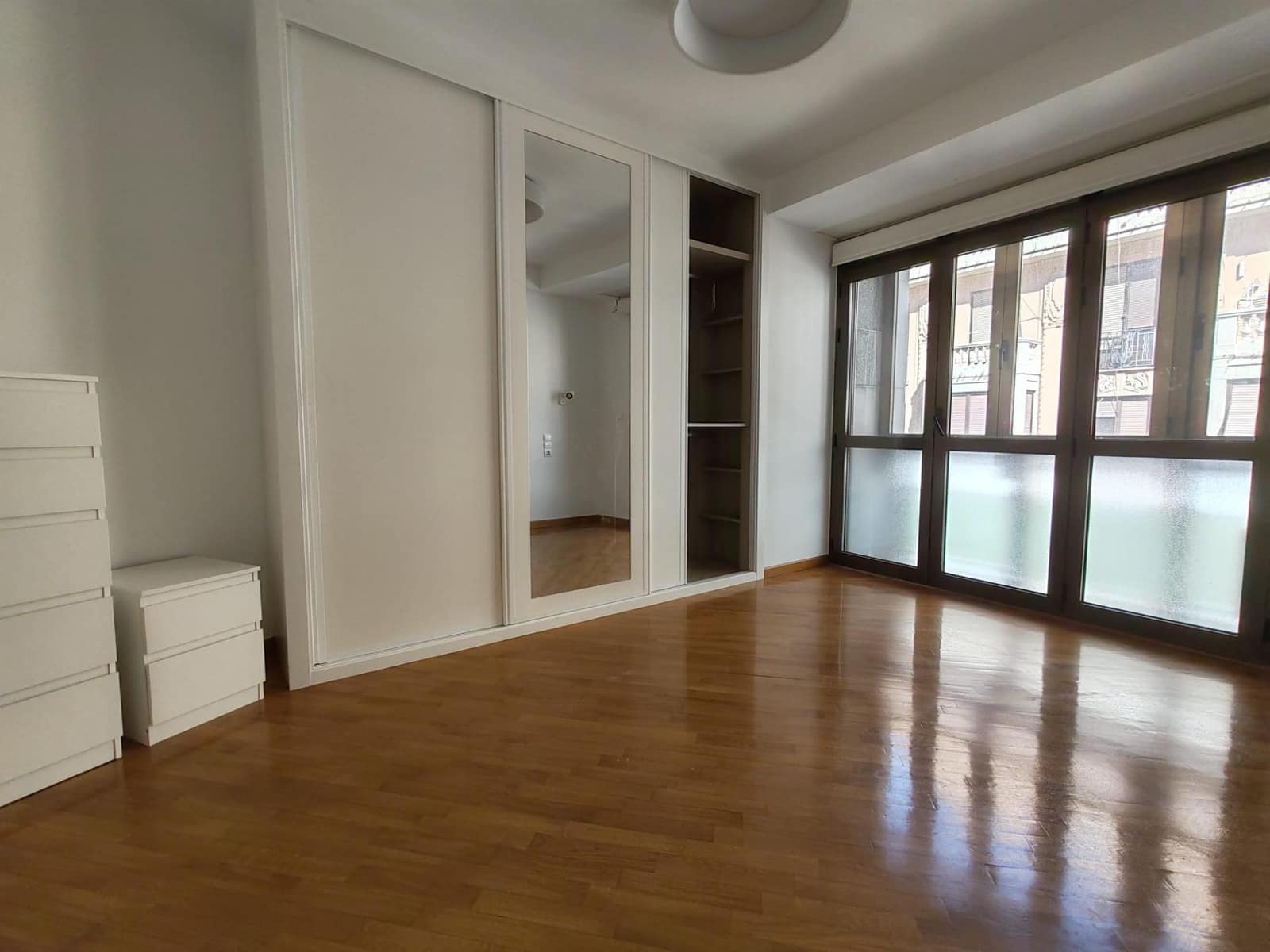 4 slaapkamer Flat te huur in Valencia stad - € 1.750 (Ref: 9257392)