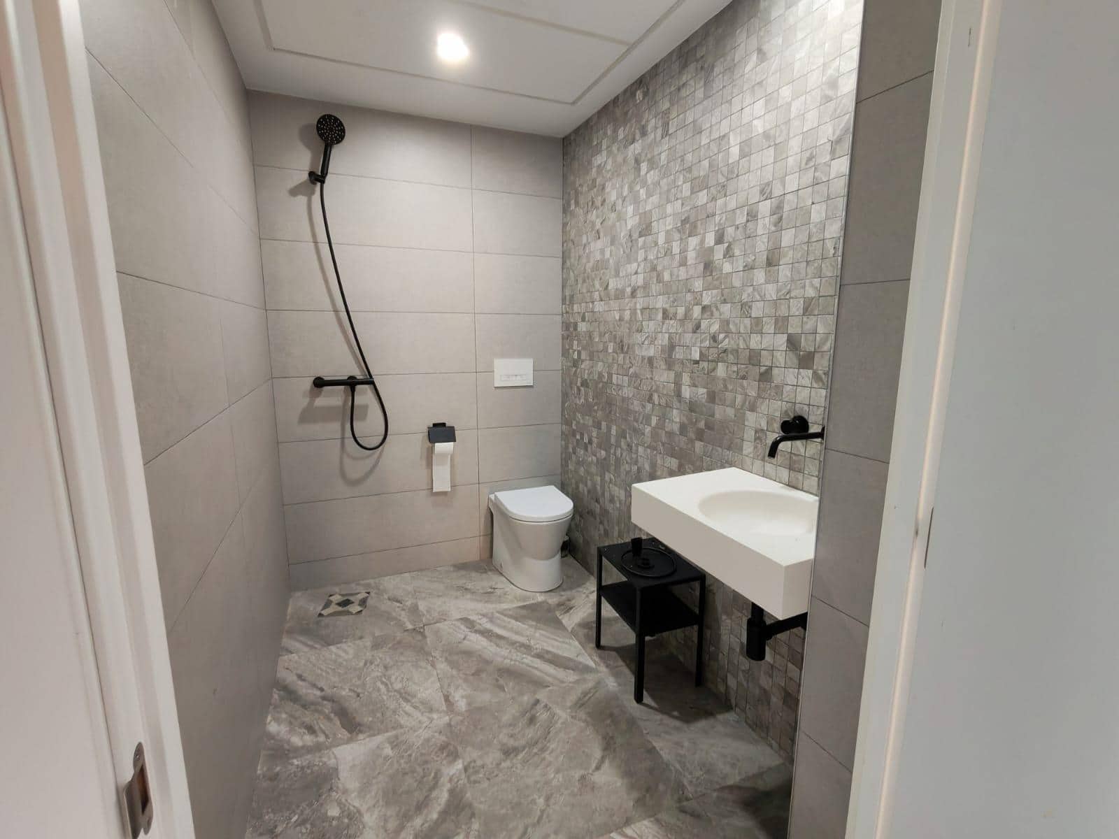 Commercial for rent in Valencia city - € 1,200 (Ref: 9561930)