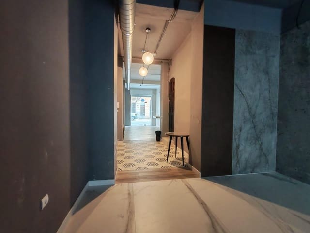 Commercial for rent in Russafa, Valencia city - € 1,200 (Ref: 9561930)