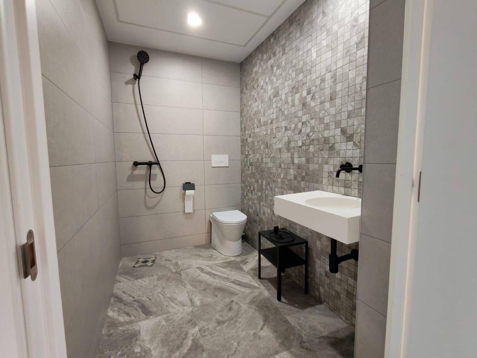 Commercial for rent in Valencia city - € 1,200 (Ref: 9561930)