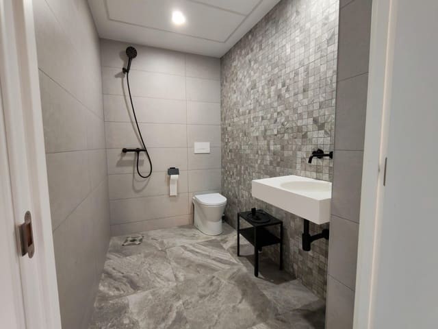 Commercial for rent in Russafa, Valencia city - € 1,200 (Ref: 9561930)