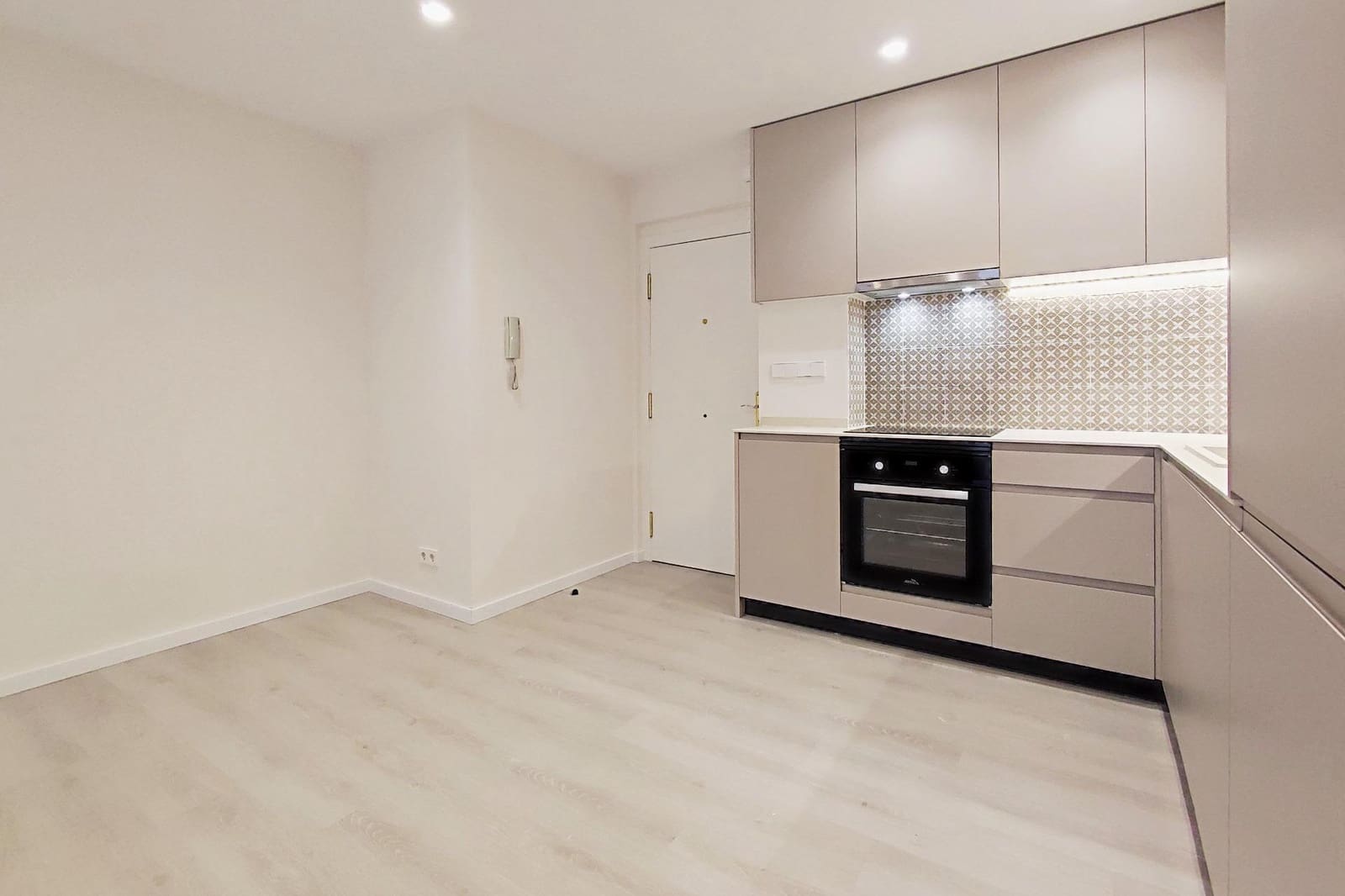 2 bedroom Flat for rent in Valencia city - € 1,500 (Ref: 9599649)