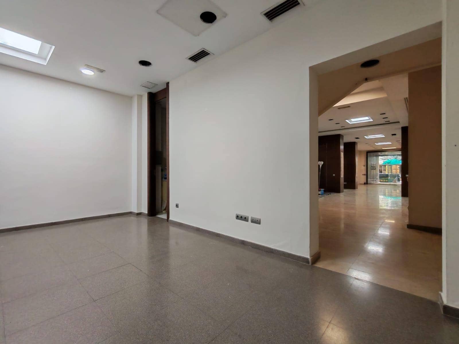 Commercial for rent in Valencia city - € 3,500 (Ref: 9608165)