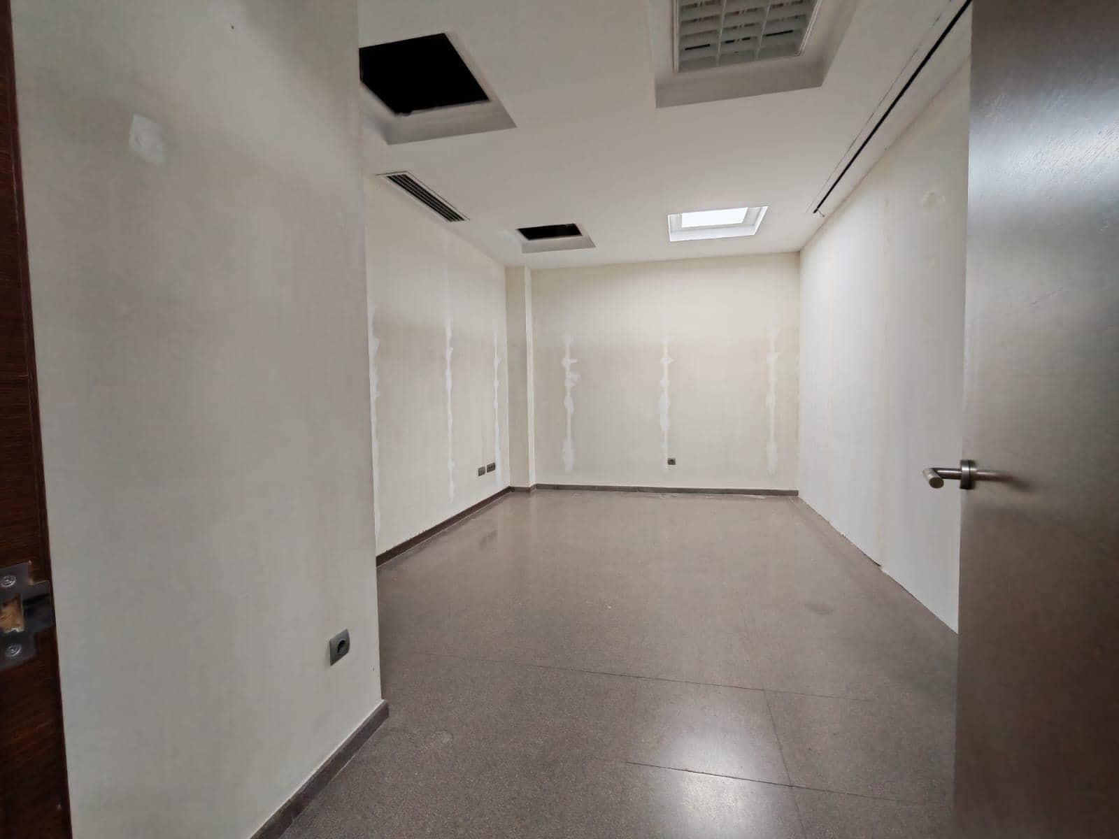 Commercial for rent in Valencia city - € 3,500 (Ref: 9608165)