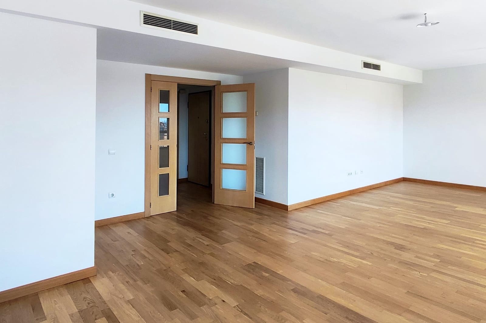 3 bedroom Flat for sale in Valencia city with pool - € 630,000 (Ref: 9732232)