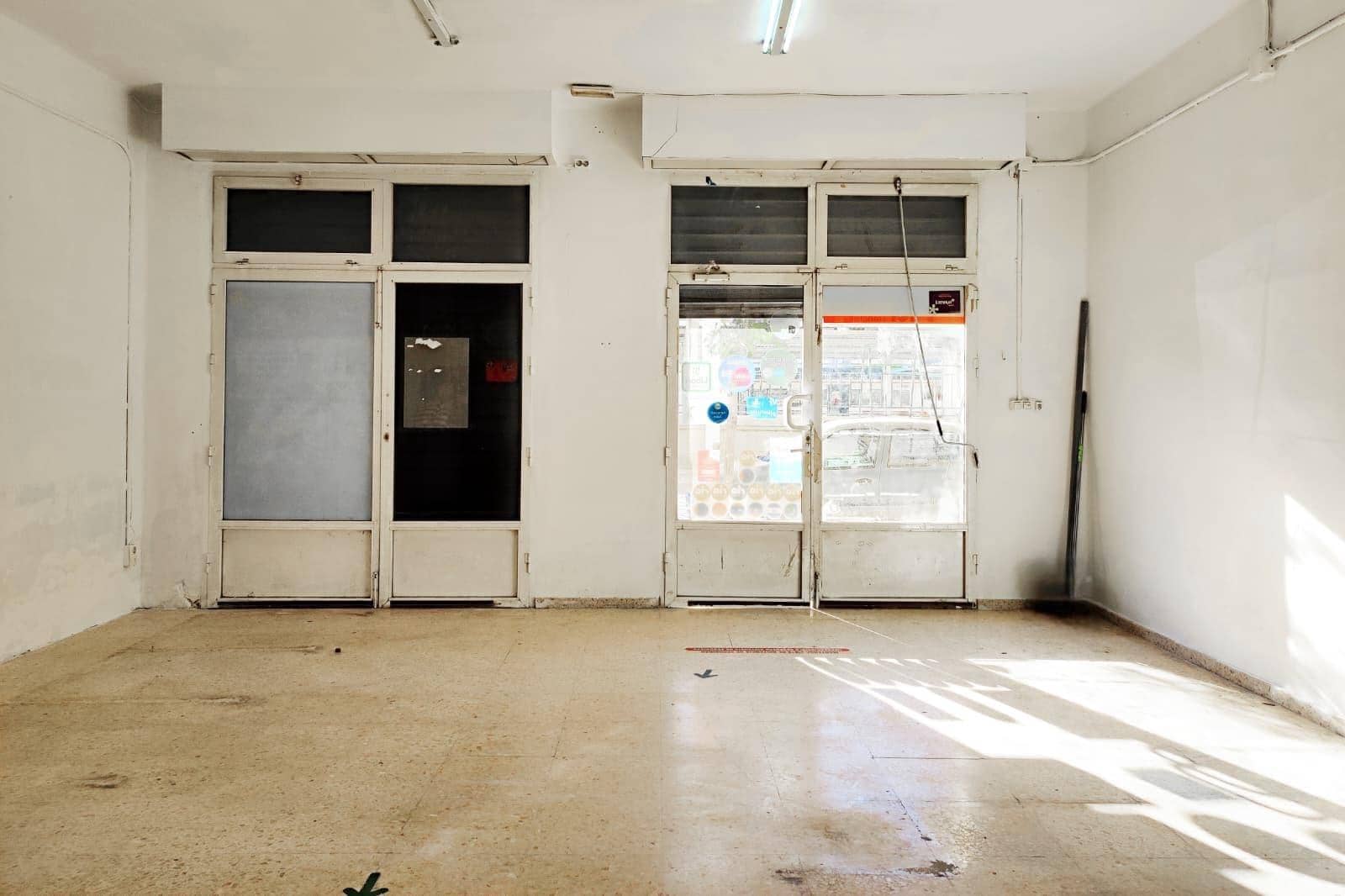 Commercial for rent in Valencia city - € 1,250 (Ref: 9778274)