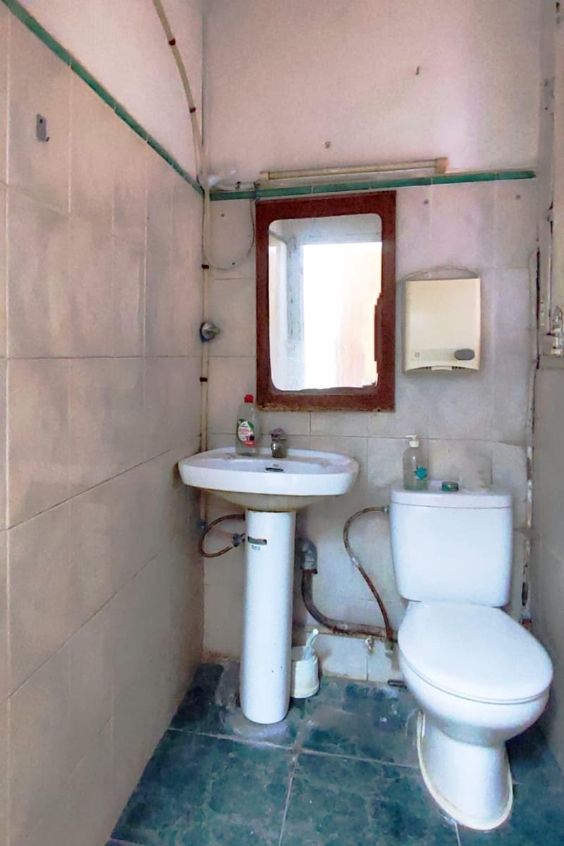 Commercial for rent in Valencia city - € 1,250 (Ref: 9778274)