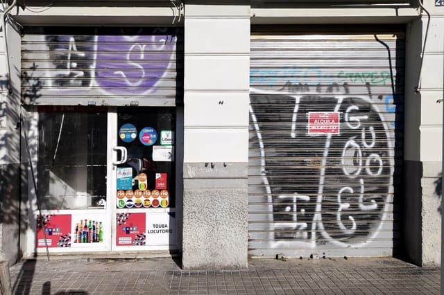 Commercial for rent in Russafa, Valencia city - € 1,250 (Ref: 9778274)