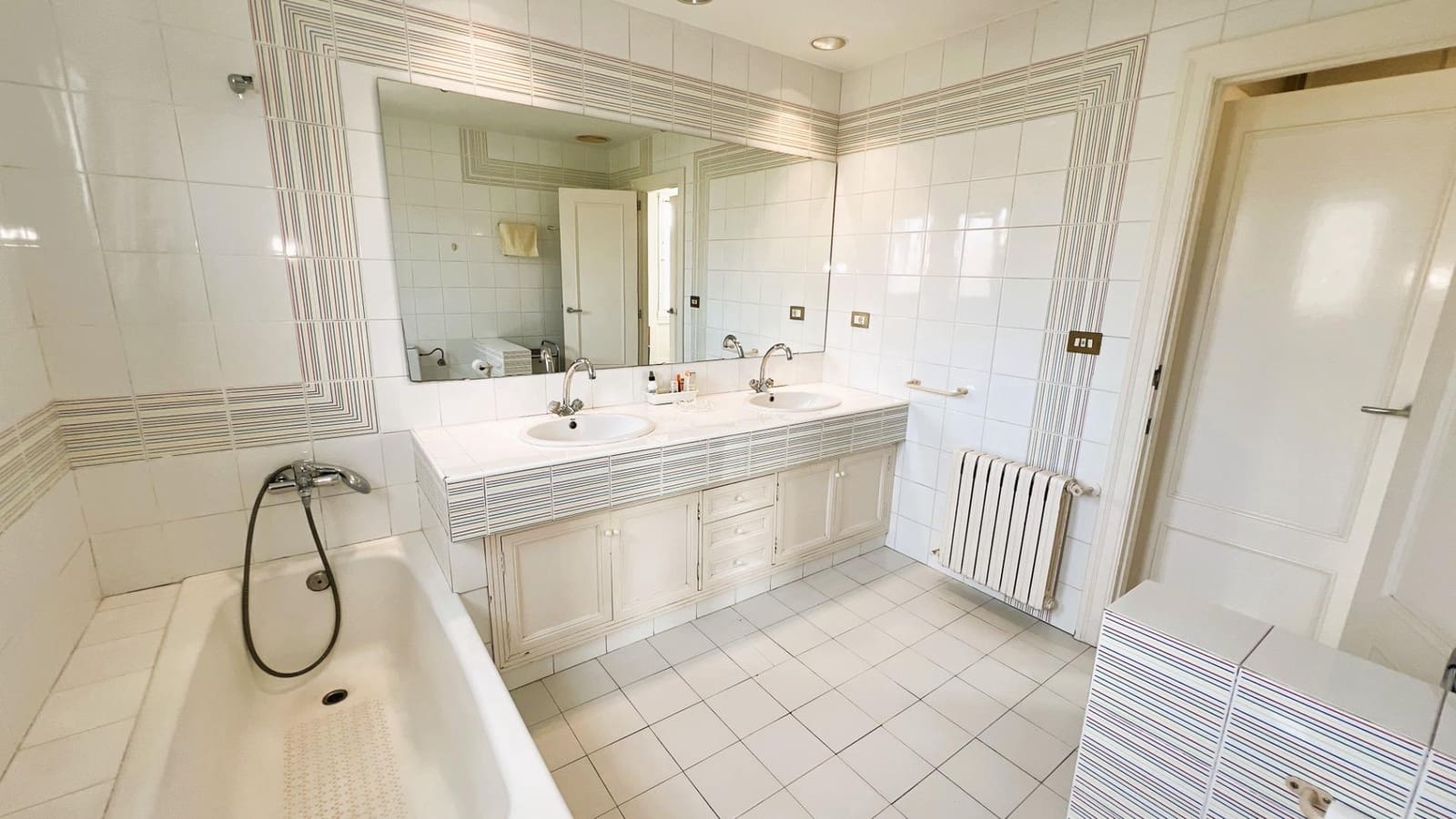 3 soverom Villa til salgs i Castello de la Plana med garasje - € 1 500 000 (Ref: 9780690)