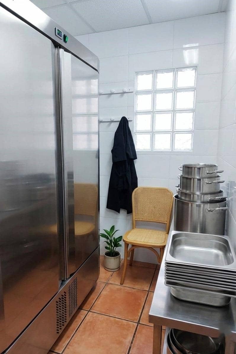 Commercial for rent in Valencia city - € 1,400 (Ref: 9797235)