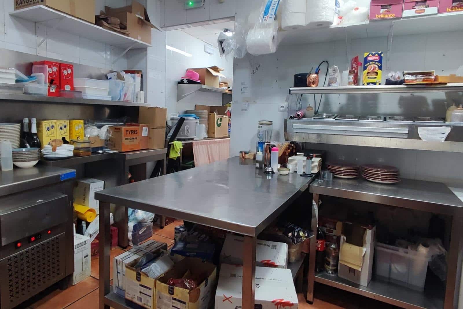 Commercial for rent in Valencia city - € 1,400 (Ref: 9797235)