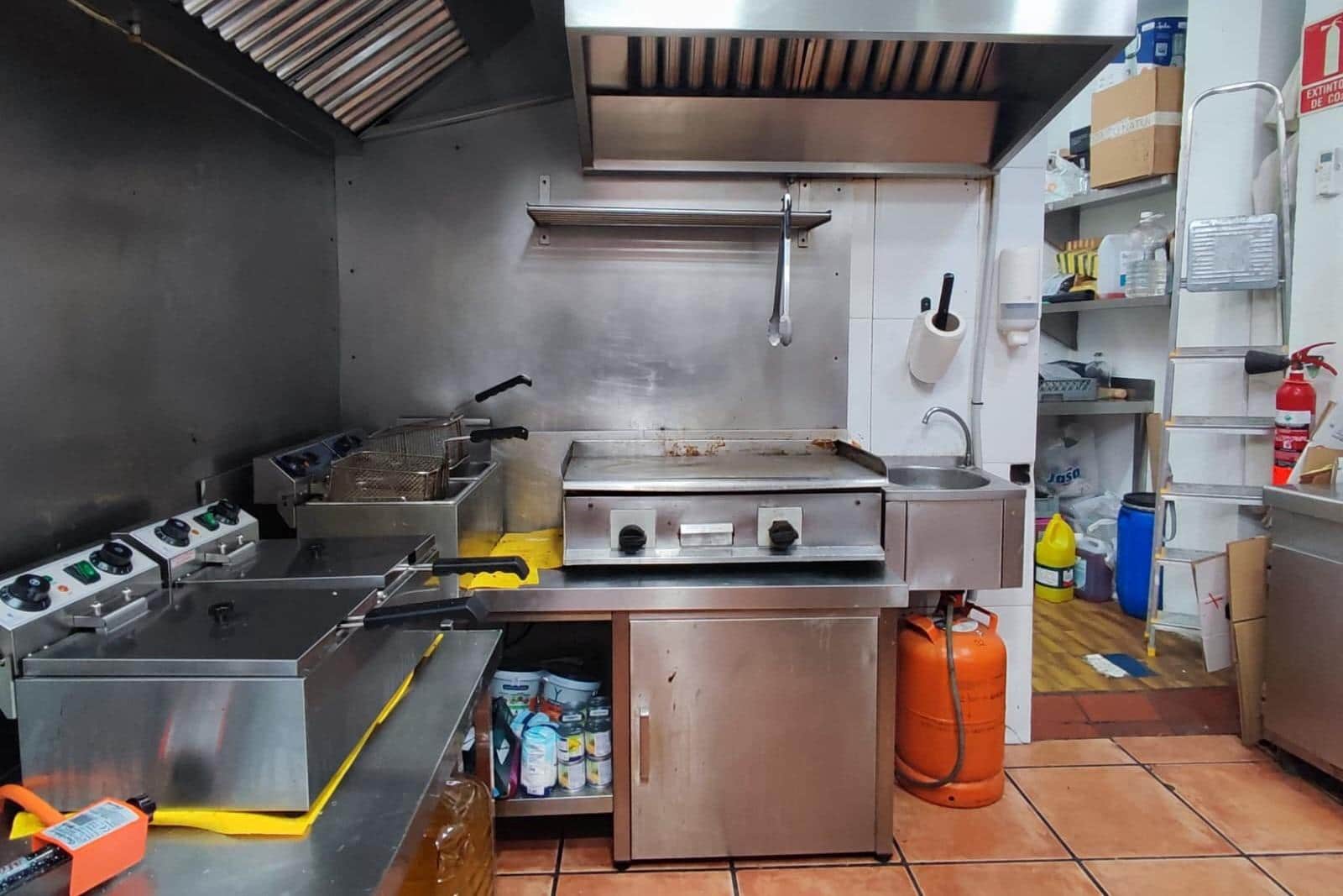 Commercial for rent in Valencia city - € 1,400 (Ref: 9797235)