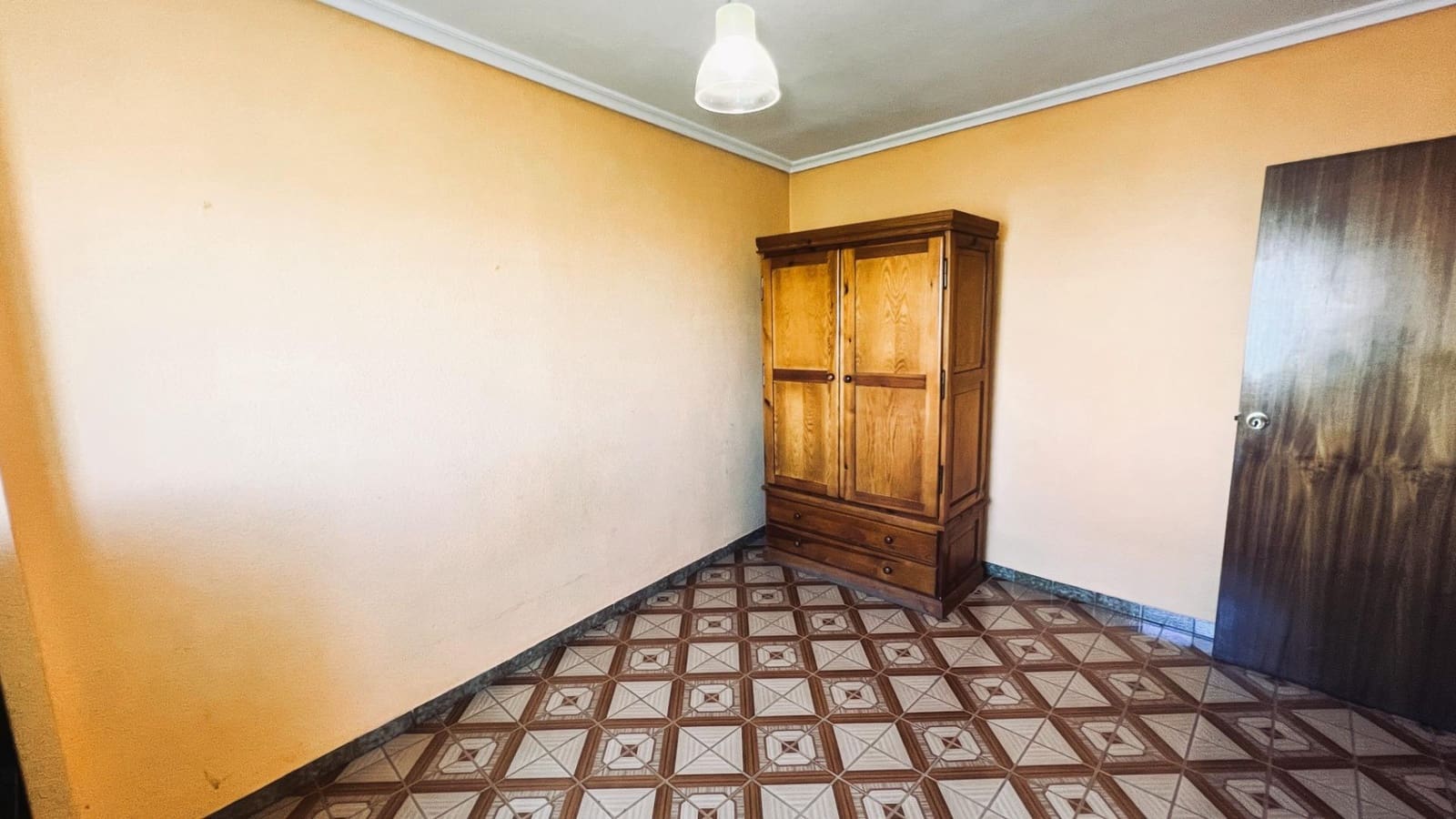 5 bedroom Flat for sale in Almassora / Almazora - € 104,000 (Ref: 9890497)