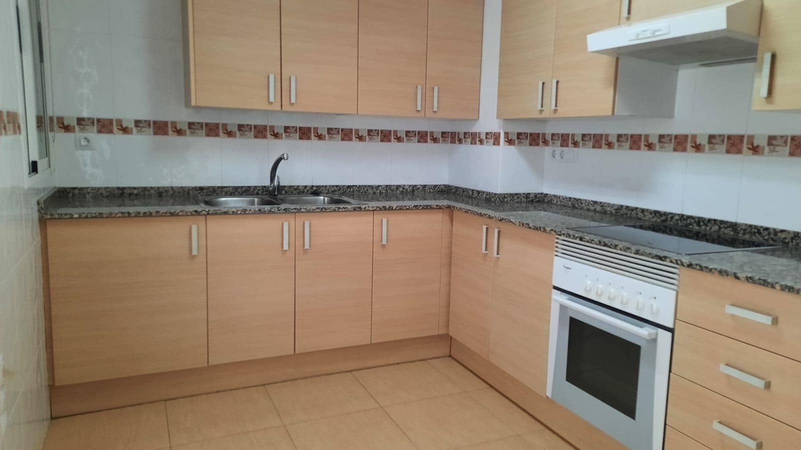 3 bedroom Flat for rent in Castello de la Plana with garage - € 895 (Ref: 9959865)