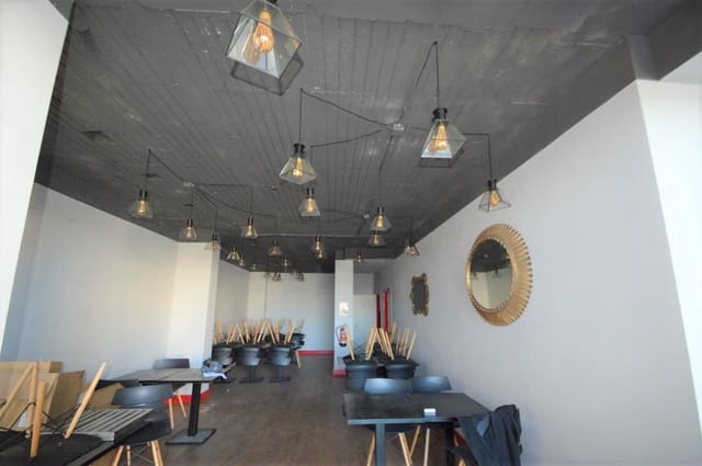 Commercial for sale in Vinaròs - € 230,000 (Ref: 7305304)