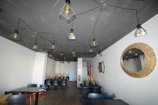 Commercial for sale in Vinaròs - € 230,000 (Ref: 7305304)