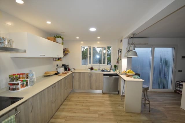 4 Zimmer Villa zu verkaufen in Vinaròs mit Pool Garage - 280.000 € (Ref: 8664066)