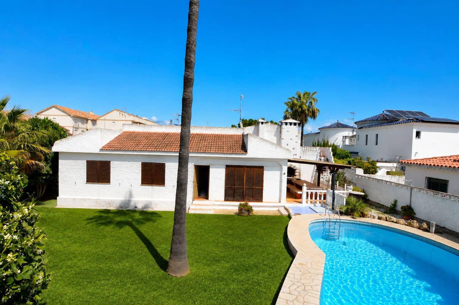 5 bedroom Villa for sale in Vinaros with pool garage - € 300,000 (Ref: 8960331)