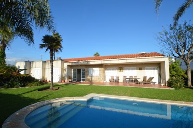 Chalet de 4 habitaciones en Vinaròs en venta con piscina garaje - 480.000 € (Ref: 9484977)