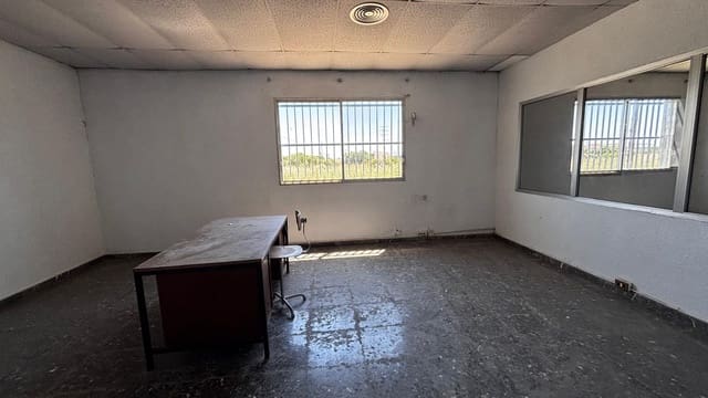 Local Commercial à louer à Vinaròs avec garage - 700 € (Ref: 9858424)