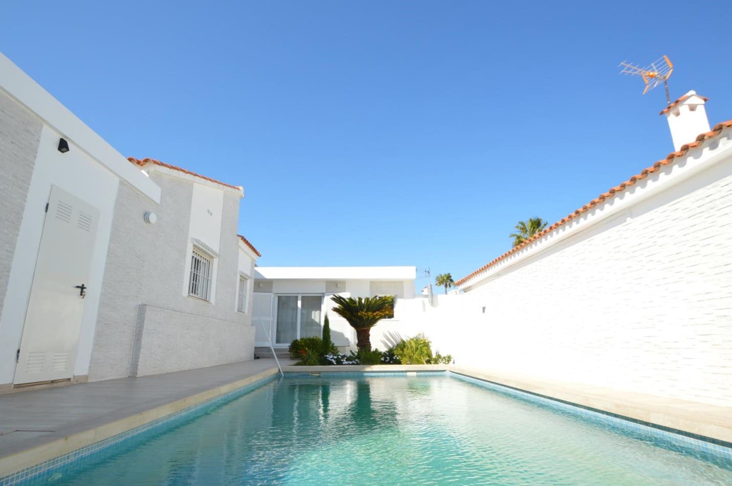 4 bedroom Villa for sale in Vinaros with pool garage - € 730,000 (Ref: 9873811)