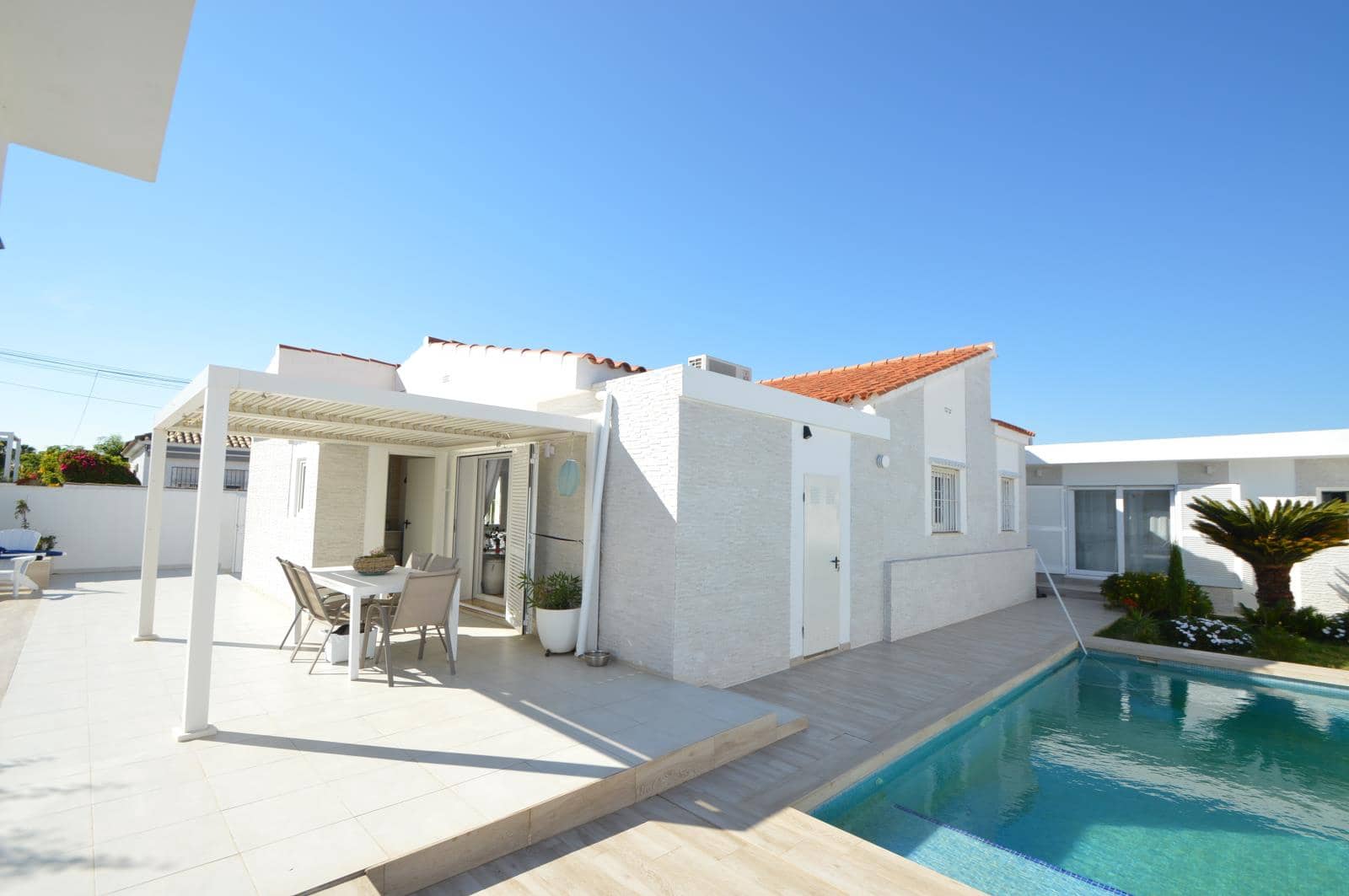 4 bedroom Villa for sale in Vinaros with pool garage - € 730,000 (Ref: 9873811)