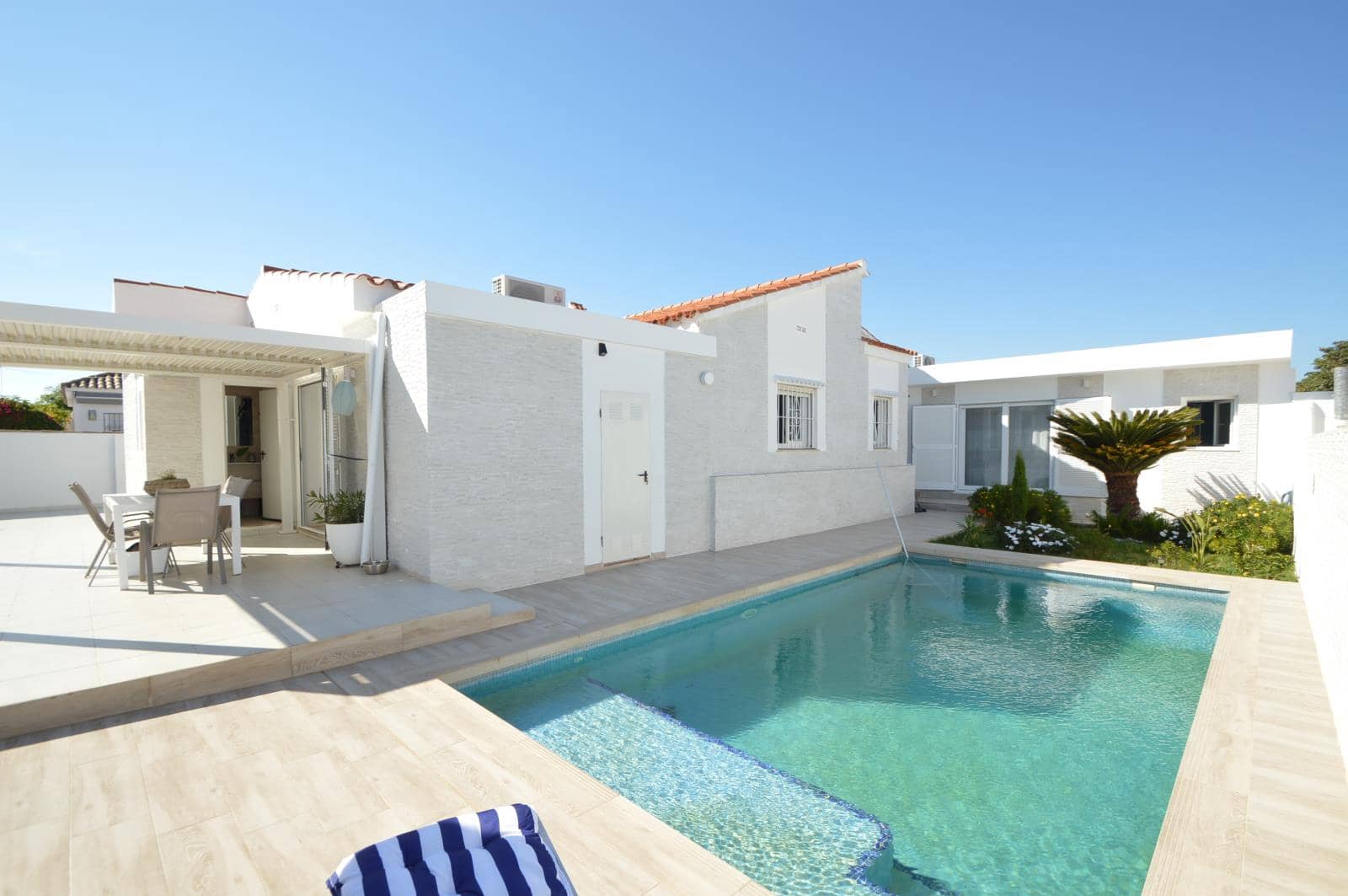 4 bedroom Villa for sale in Vinaros with pool garage - € 730,000 (Ref: 9873811)
