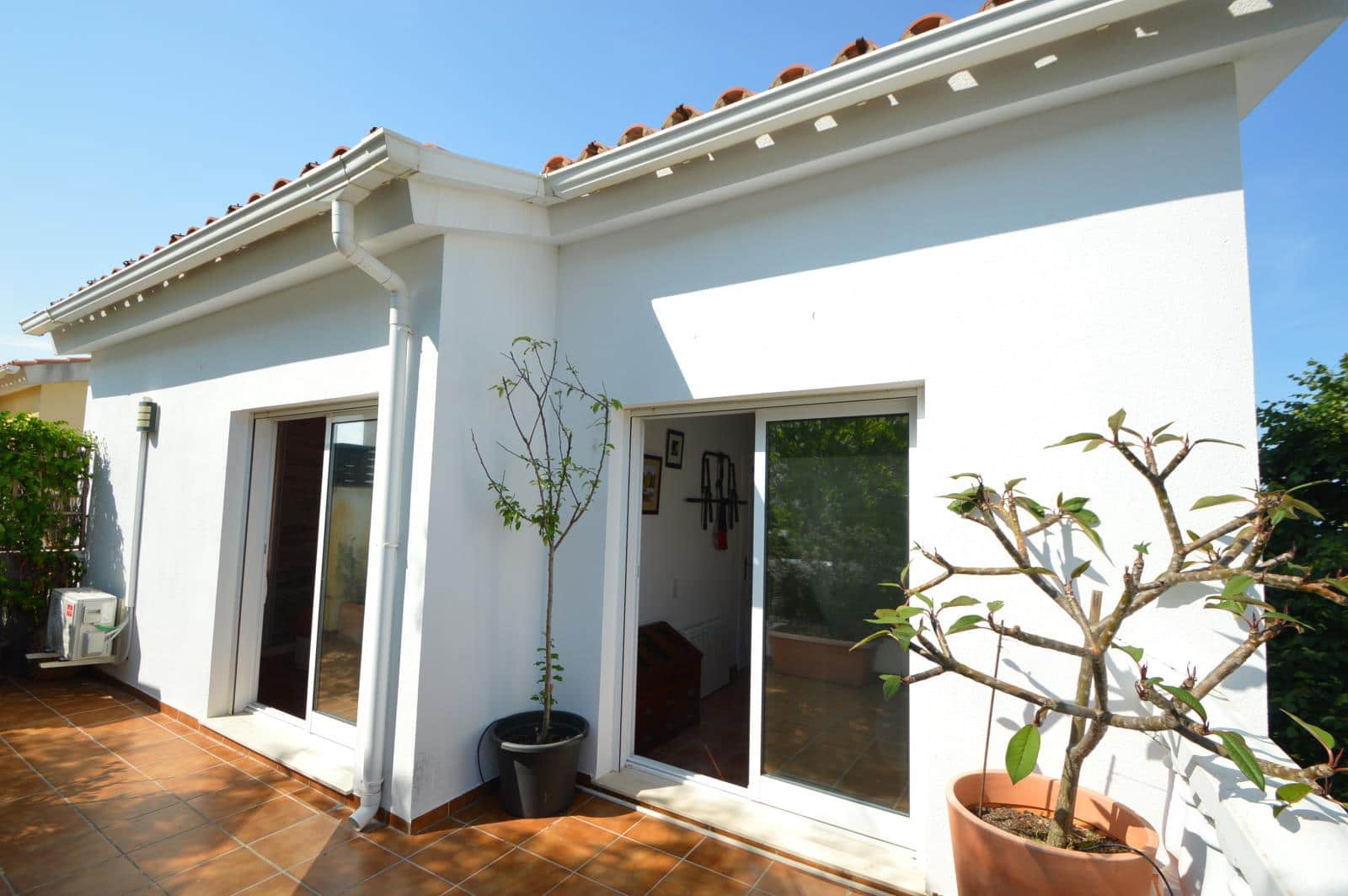 3 bedroom Villa for sale in Vinaros with pool garage - € 490,000 (Ref: 9891044)