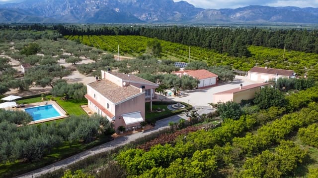 4 quarto Moradia para venda em Roquetes com piscina - 975 000 € (Ref: 8602372)