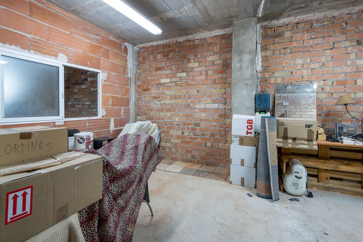 Garage till salu i Tortosa - 110 000 € (Ref: 9354540)