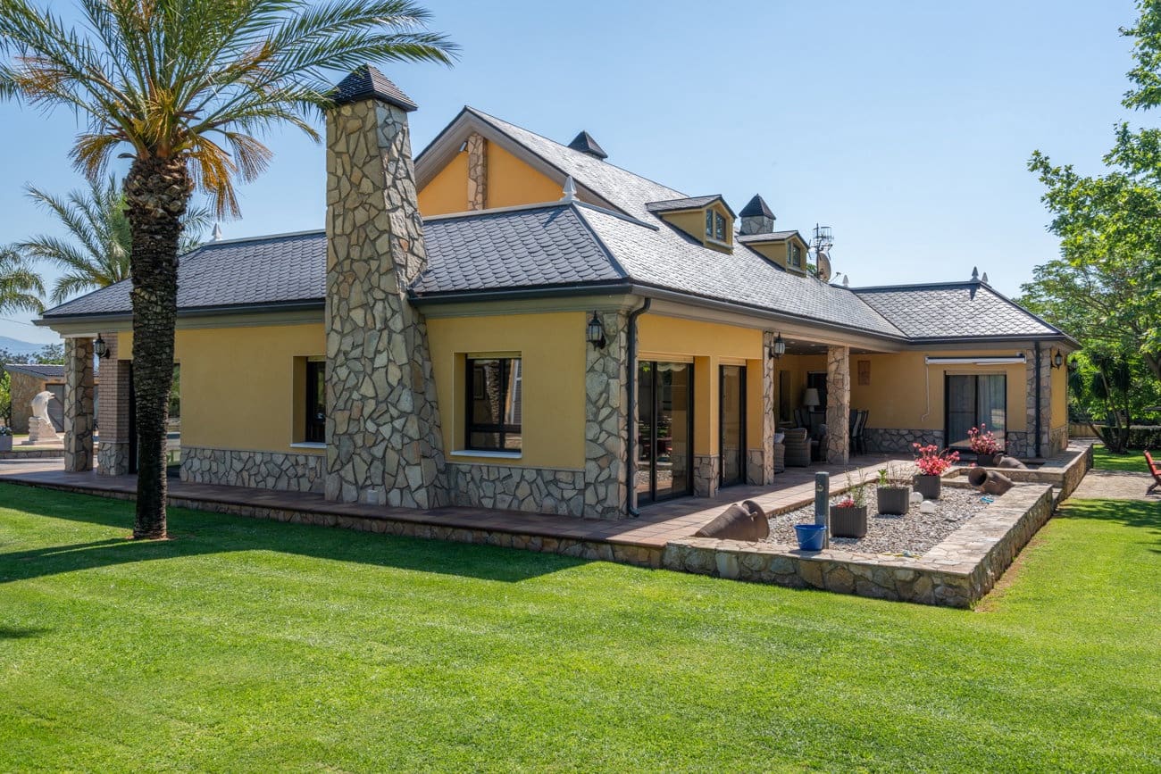 4 bedroom Villa for sale in Tortosa with pool garage - € 1,650,000 (Ref: 9866159)