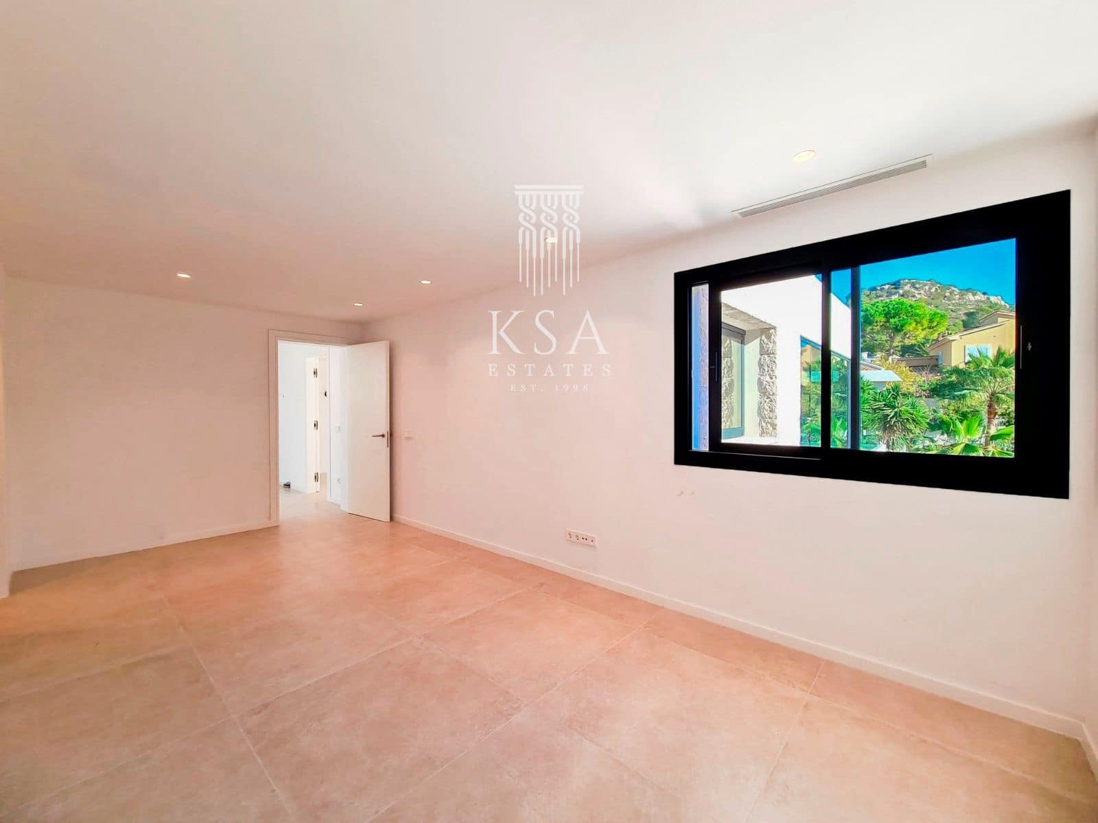 6 bedroom Villa for sale in Santa Ponsa with pool garage - € 4,495,000 (Ref: 8008794)