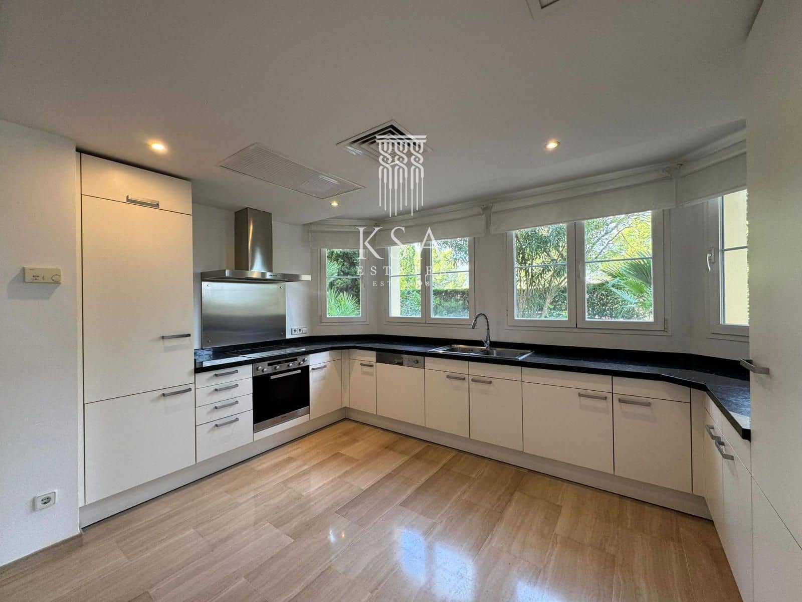 2 bedroom Flat for sale in Bendinat with pool garage - € 900,000 (Ref: 9386036)