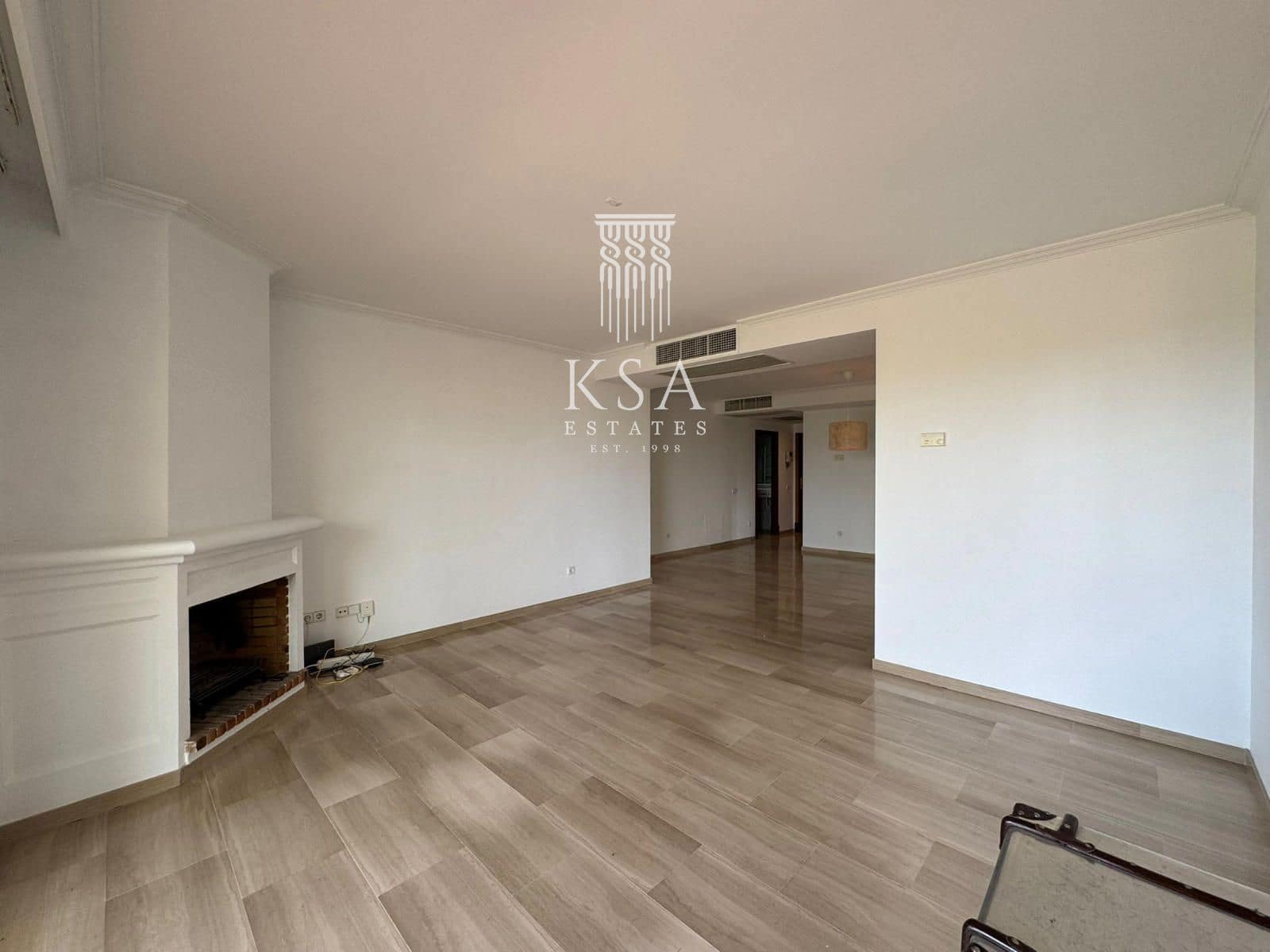 2 bedroom Flat for sale in Bendinat with pool garage - € 900,000 (Ref: 9386036)