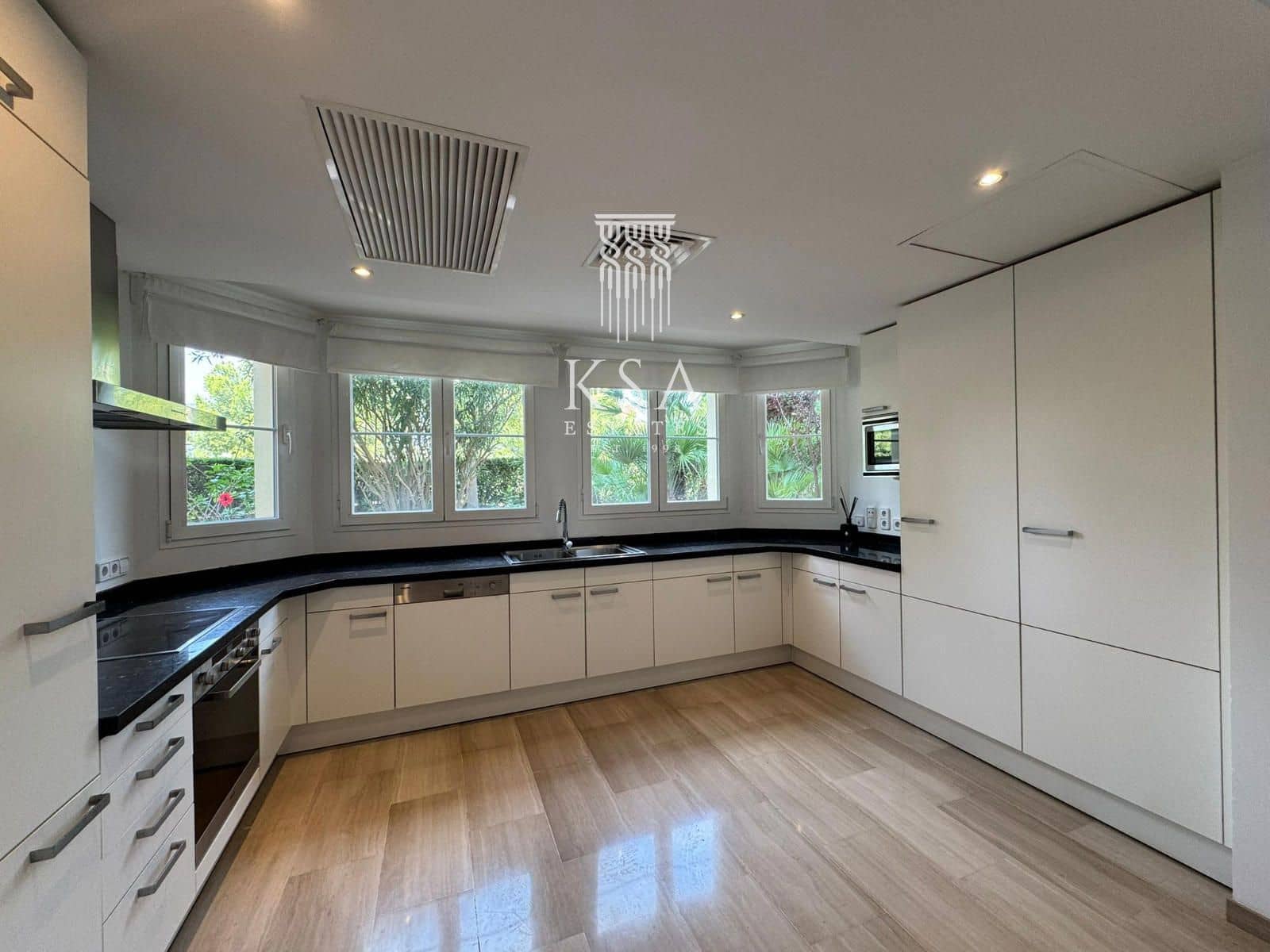 2 bedroom Flat for sale in Bendinat with pool garage - € 900,000 (Ref: 9386036)